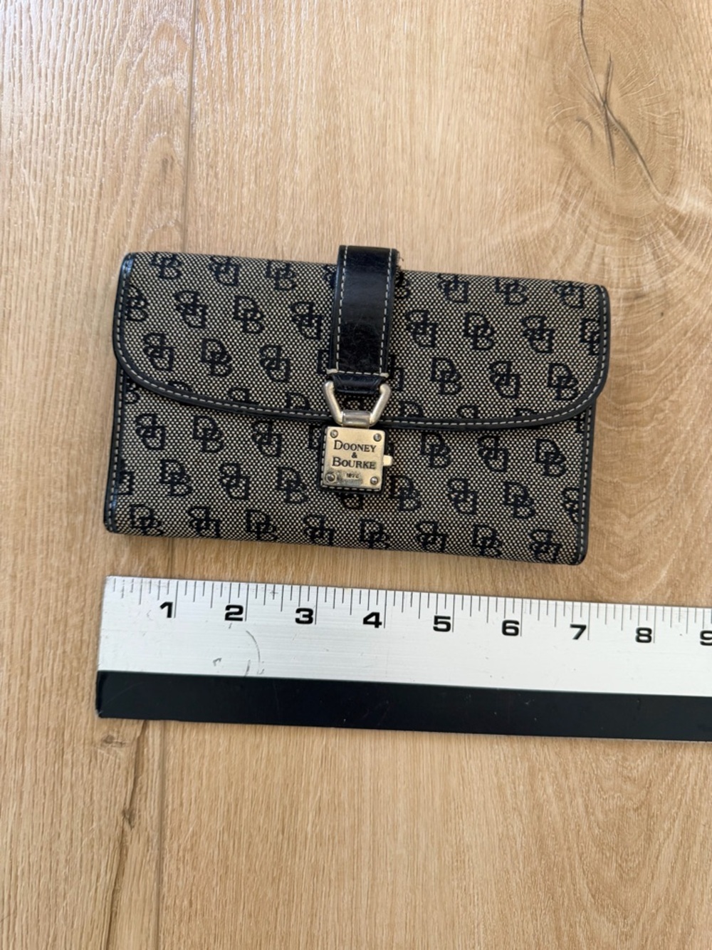 Dooney & Bourke Wallet. - Picture 5 of 5